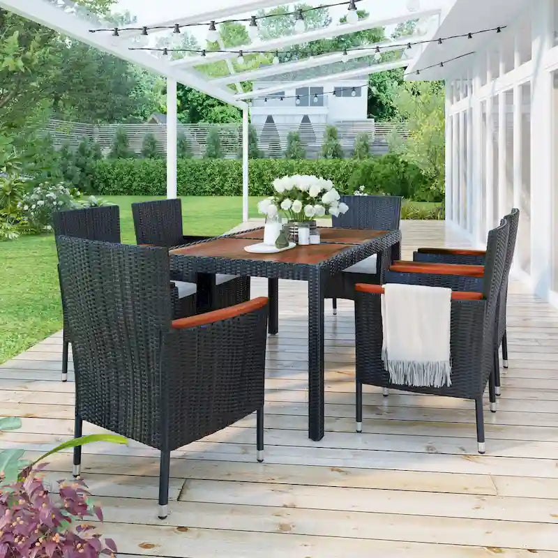 Ensemble de salle à manger d'extérieur moderne en rotin 7 pièces, chaises rembourrées avec accoudoirs et dossiers, idéal pour le jardin et la terrasse.