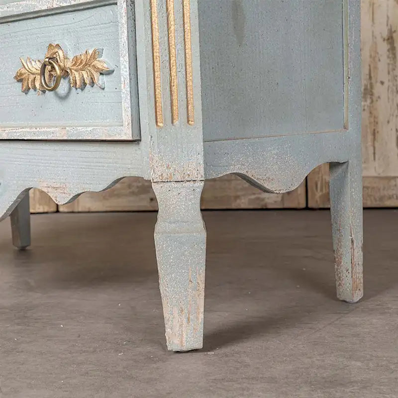 Meuble d'appoint 2 tiroirs en bois massif vieilli bleu avec plateau crème et poignées dorées