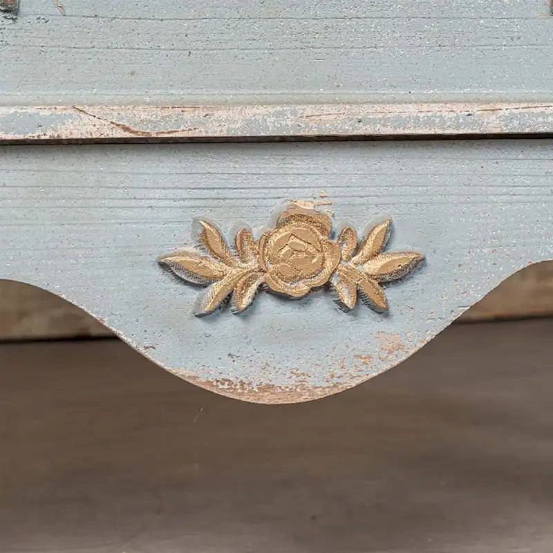 Meuble d'appoint 2 tiroirs en bois massif vieilli bleu avec plateau crème et poignées dorées