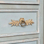 Meuble d'appoint 2 tiroirs en bois massif vieilli bleu avec plateau crème et poignées dorées