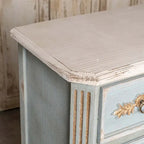 Meuble d'appoint 2 tiroirs en bois massif vieilli bleu avec plateau crème et poignées dorées