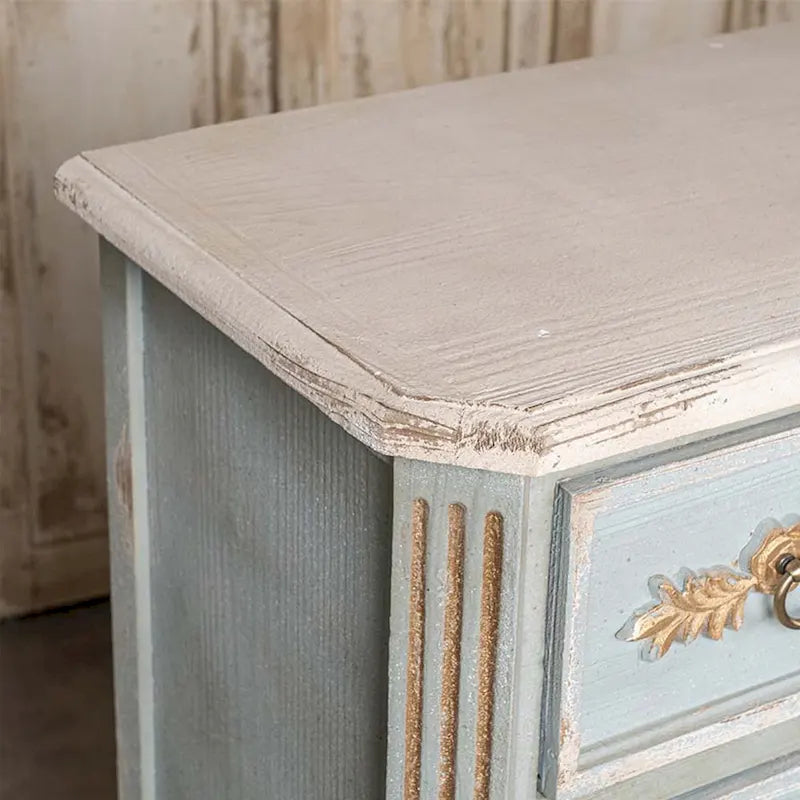 Meuble d'appoint 2 tiroirs en bois massif vieilli bleu avec plateau crème et poignées dorées