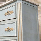 Meuble d'appoint 2 tiroirs en bois massif vieilli bleu avec plateau crème et poignées dorées