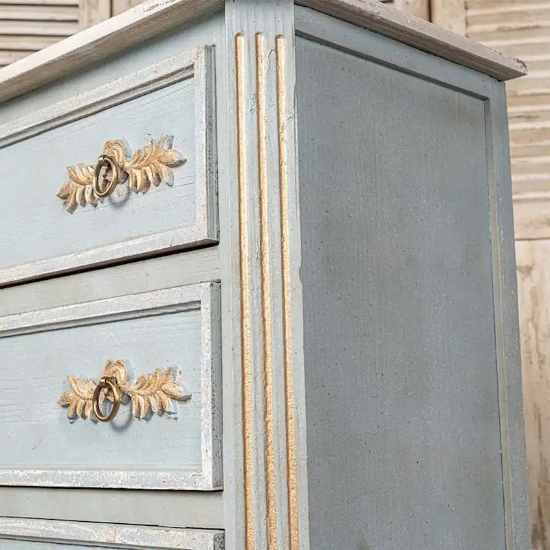 Meuble d'appoint 2 tiroirs en bois massif vieilli bleu avec plateau crème et poignées dorées