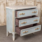 Meuble d'appoint 2 tiroirs en bois massif vieilli bleu avec plateau crème et poignées dorées