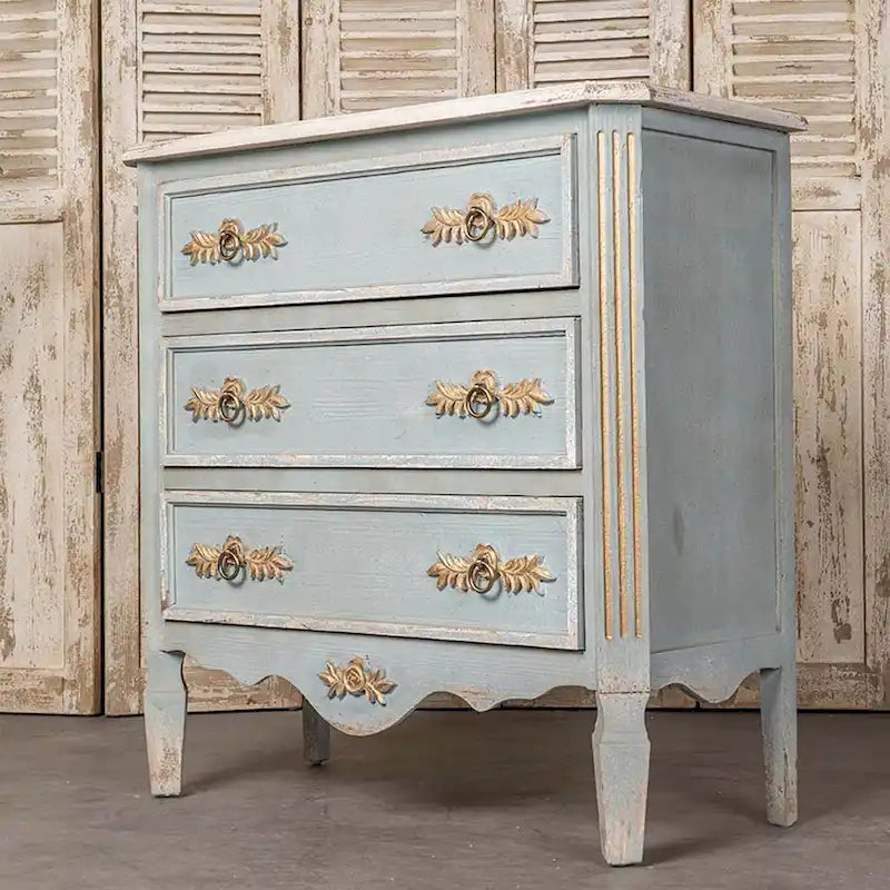 Meuble d'appoint 2 tiroirs en bois massif vieilli bleu avec plateau crème et poignées dorées