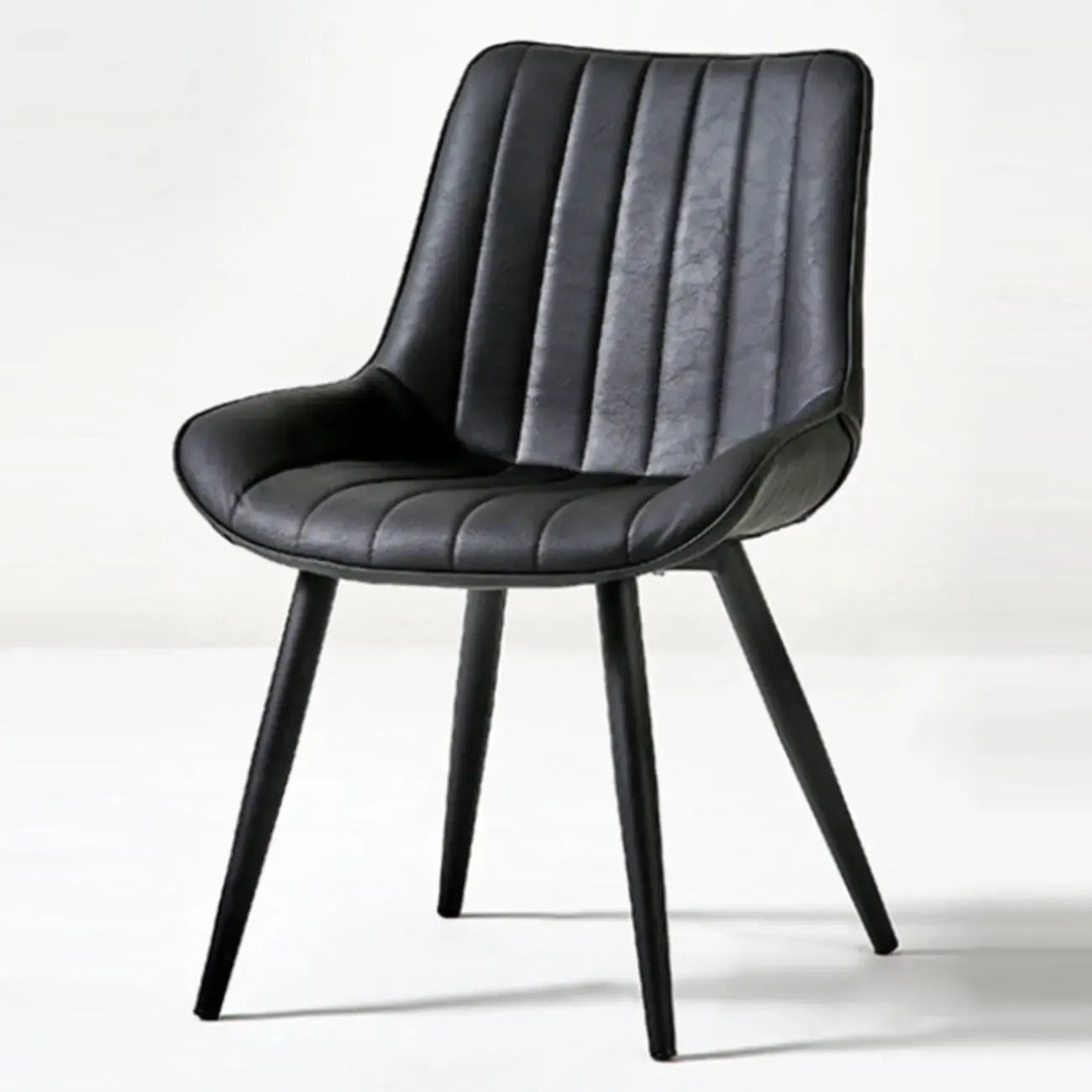 Chaise de salle à manger simple en cuir rembourré avec dossier solide et pieds en métal
