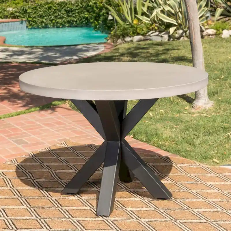 Ensemble de salle à manger d'extérieur transitionnel 5 pièces en osier Sanibel avec table en béton léger par Christopher Knight Home