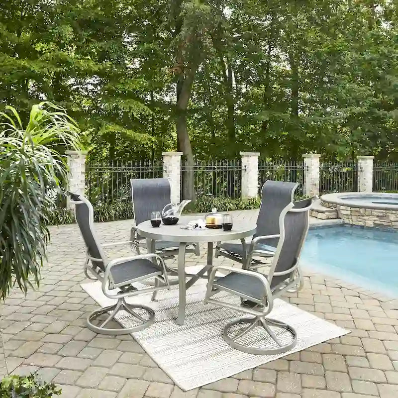 Ensemble de salle à manger d'extérieur 5 pièces Captiva avec table ronde de 42 po et quatre chaises pivotantes par Homestyles