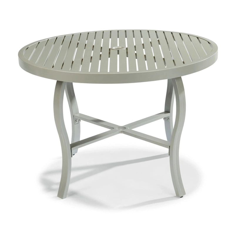 Ensemble de salle à manger d'extérieur 5 pièces Captiva avec table ronde de 42 po et quatre chaises pivotantes par Homestyles