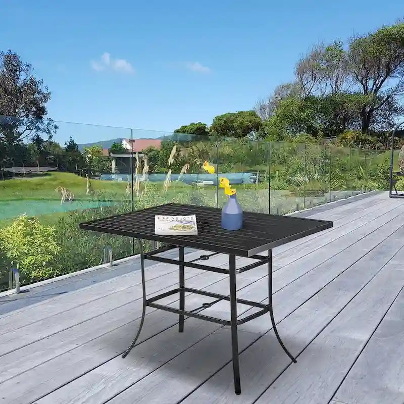 Table à manger Clihome 82/60 po. L en acier et aluminium avec trou pour parasol