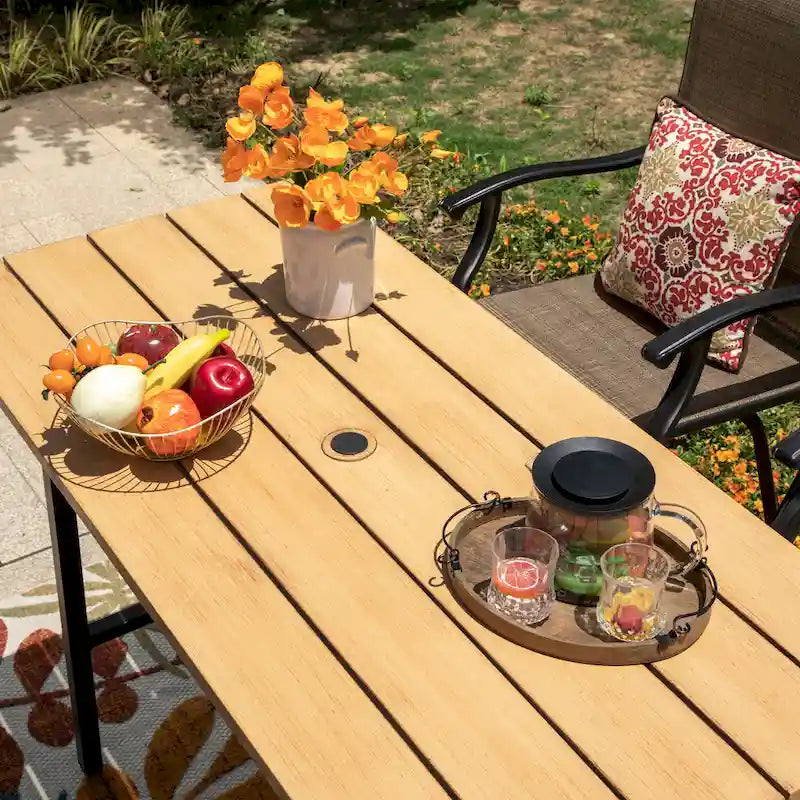 Ensemble de 5 tabourets de bar de patio avec table aspect bois et tabourets pivotants en textilène