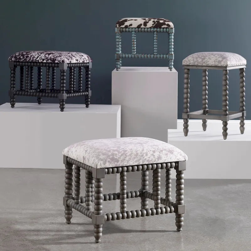 Banc d'appoint rembourré en similicuir de vache gris clair avec piètement en bois