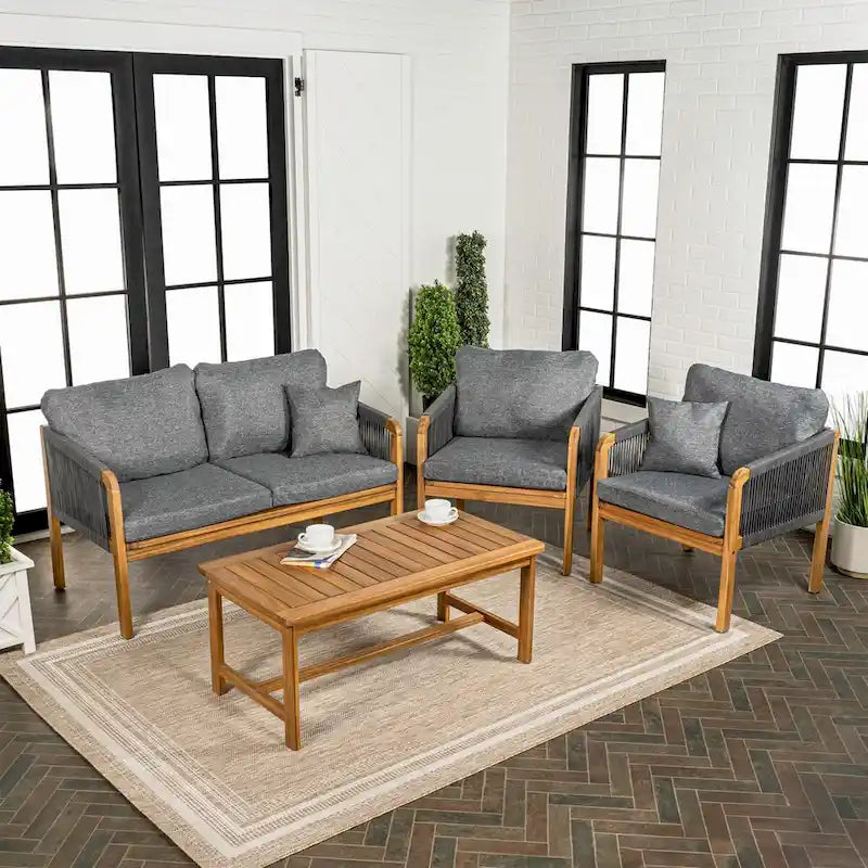 Ensemble de patio extérieur moderne bohème 4 pièces en bois d'acacia Aveiro avec coussins et oreillers décoratifs unis, par JONATHAN Y