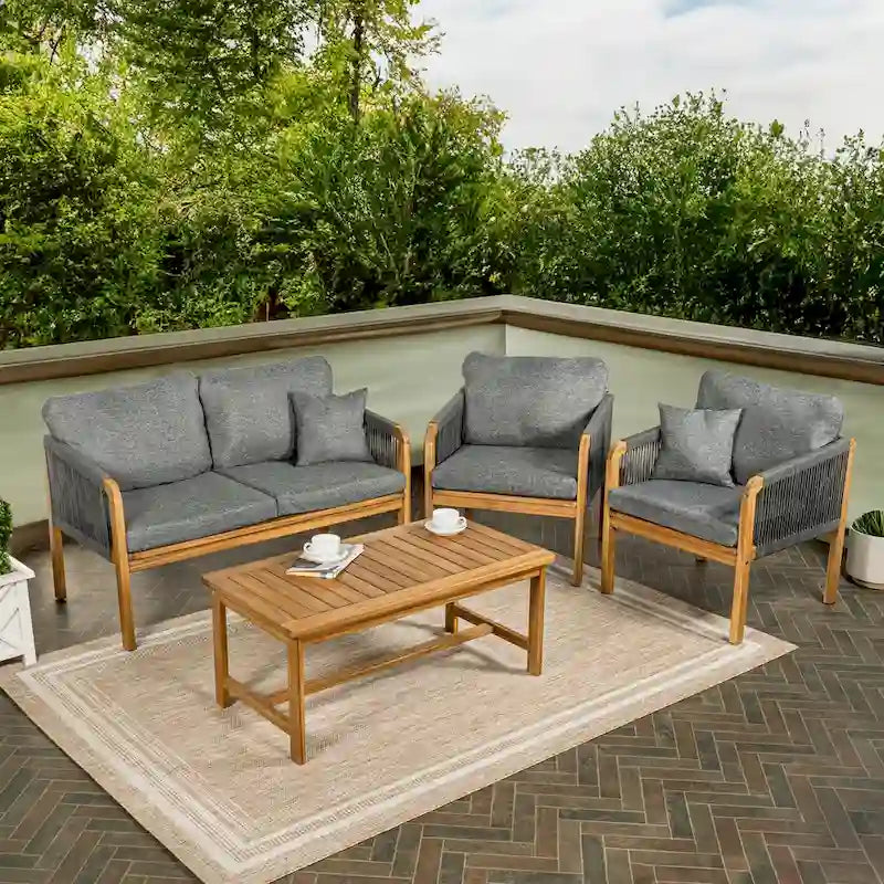 Ensemble de patio extérieur moderne bohème 4 pièces en bois d'acacia Aveiro avec coussins et oreillers décoratifs unis, par JONATHAN Y