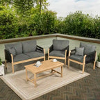 Ensemble de patio extérieur moderne bohème 4 pièces en bois d'acacia Aveiro avec coussins et oreillers décoratifs unis, par JONATHAN Y