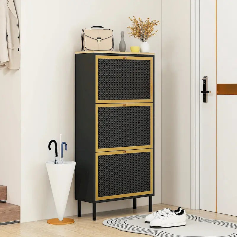Meuble à chaussures autoportant gris/noir avec 3 portes métalliques effet rotin alvéolé et étagère réglable