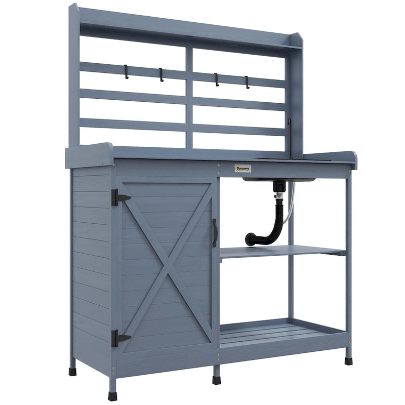 Établi de rempotage d'extérieur en sapin gris avec évier, robinet, armoire et étagères