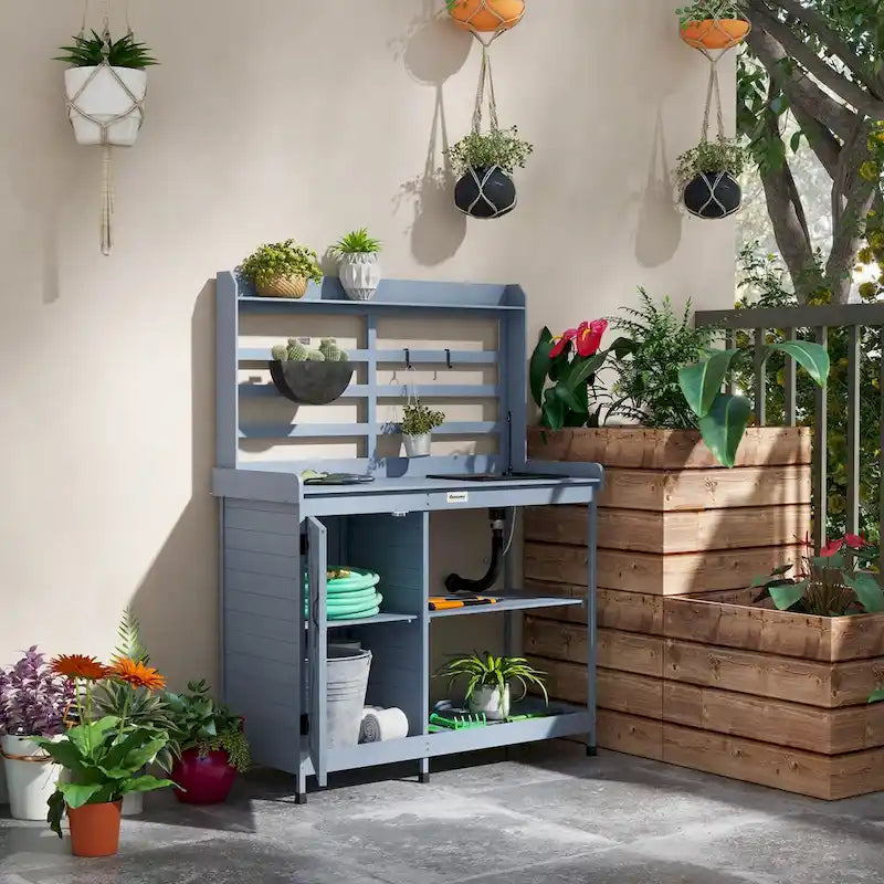 Établi de rempotage d'extérieur en sapin gris avec évier, robinet, armoire et étagères