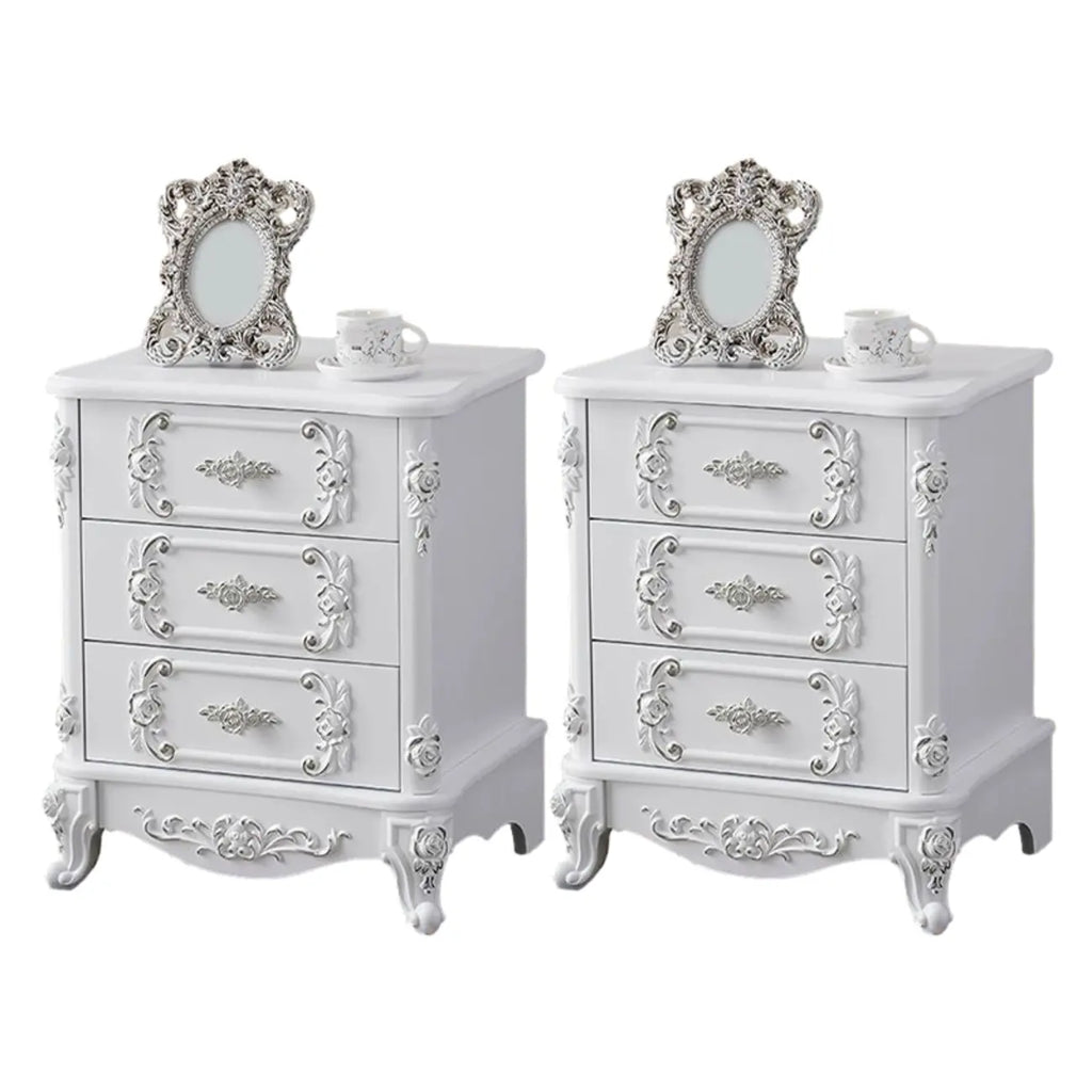 Table de chevet traditionnelle en bois blanc sculpté à 3 tiroirs