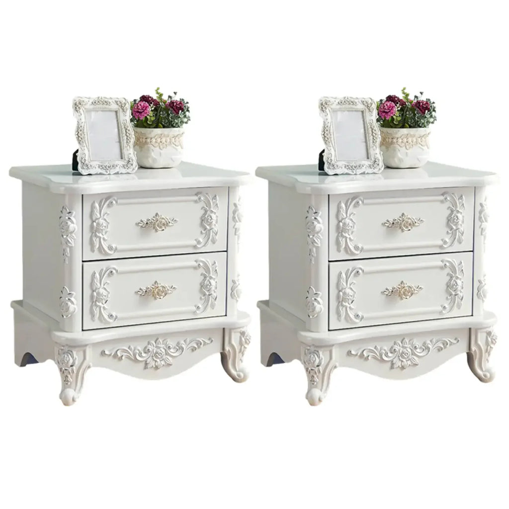 Table de chevet traditionnelle en bois blanc sculpté à 3 tiroirs