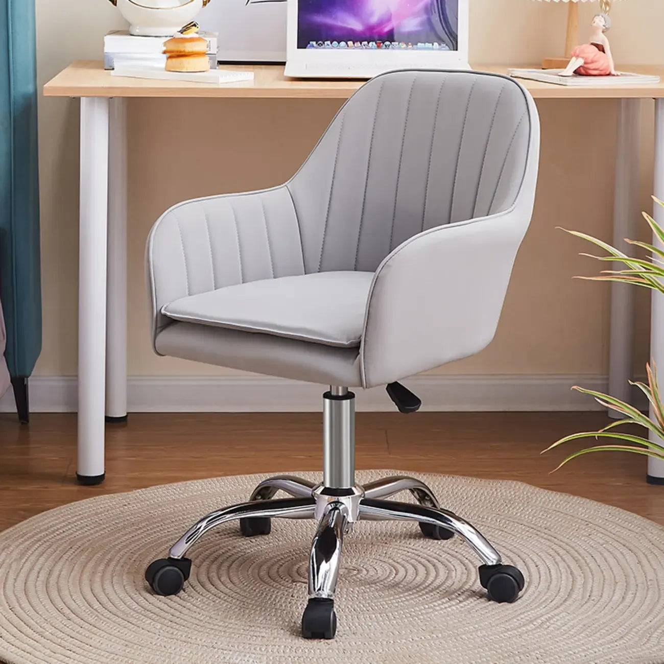 Chaise de bureau pivotante en cuir gris élégant