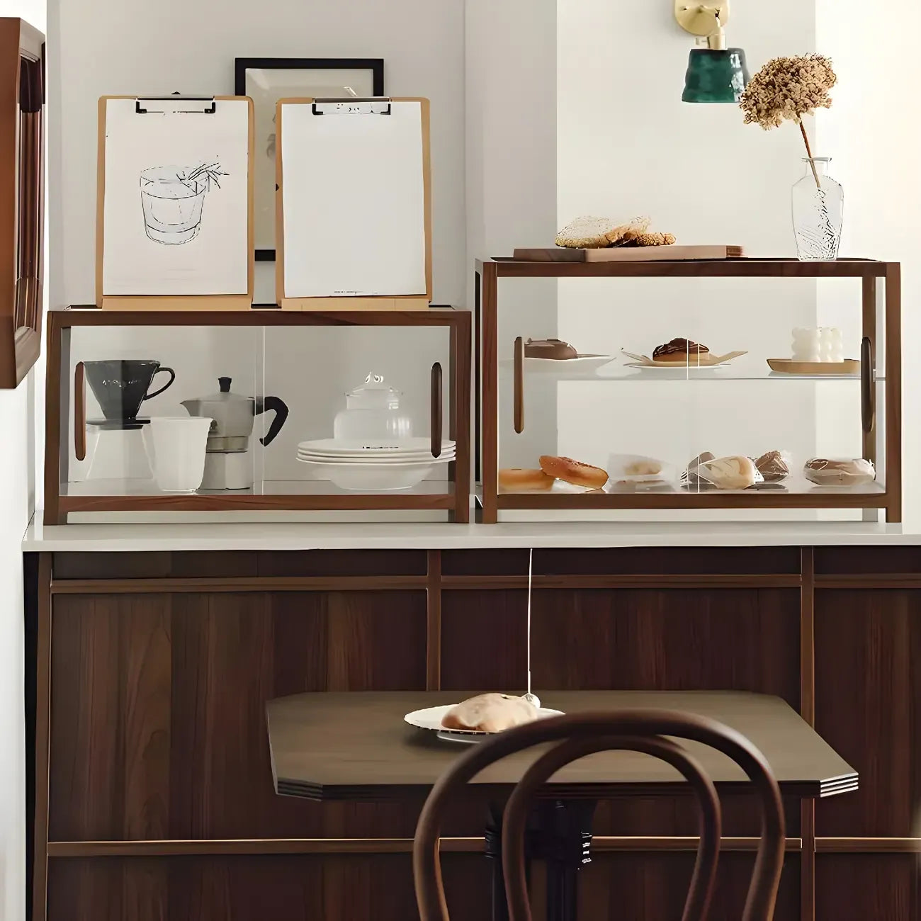 Élégante vitrine de collection en bois avec portes coulissantes