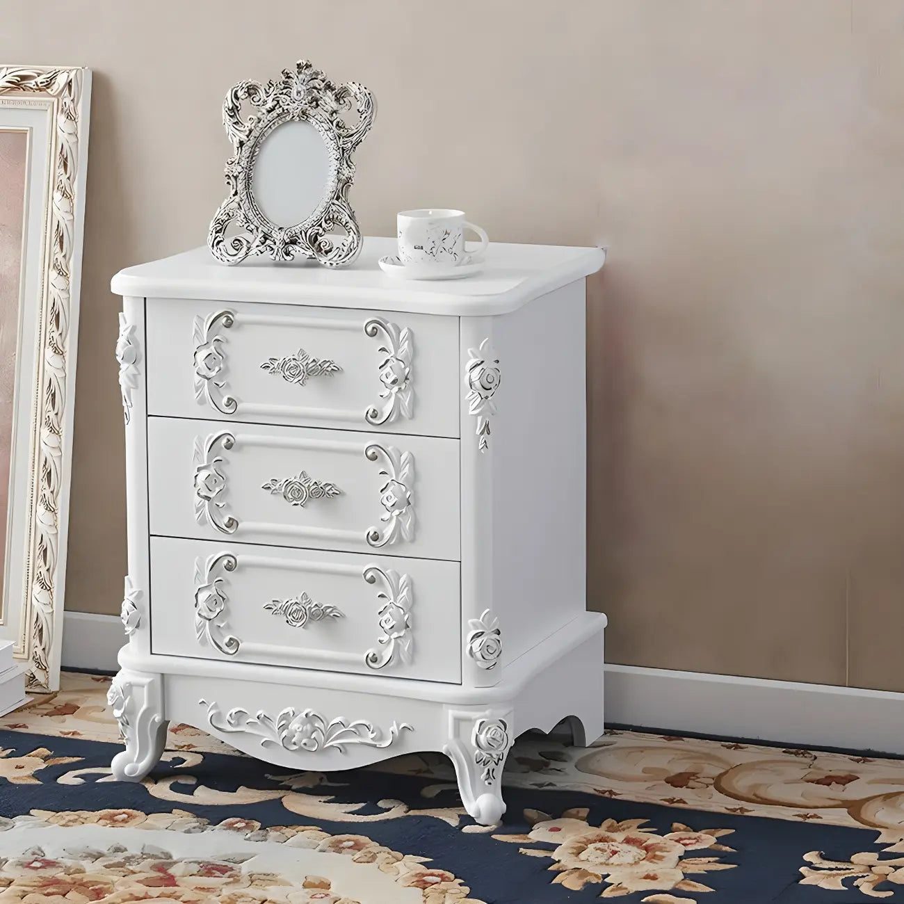 Table de chevet traditionnelle en bois blanc sculpté à 3 tiroirs